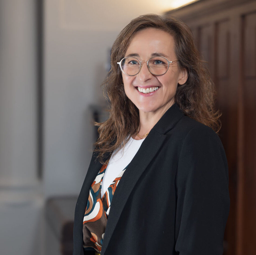 Portraitfoto von Annett Chemnitz, Frau mit langen hellbraunen Haaren und Brille