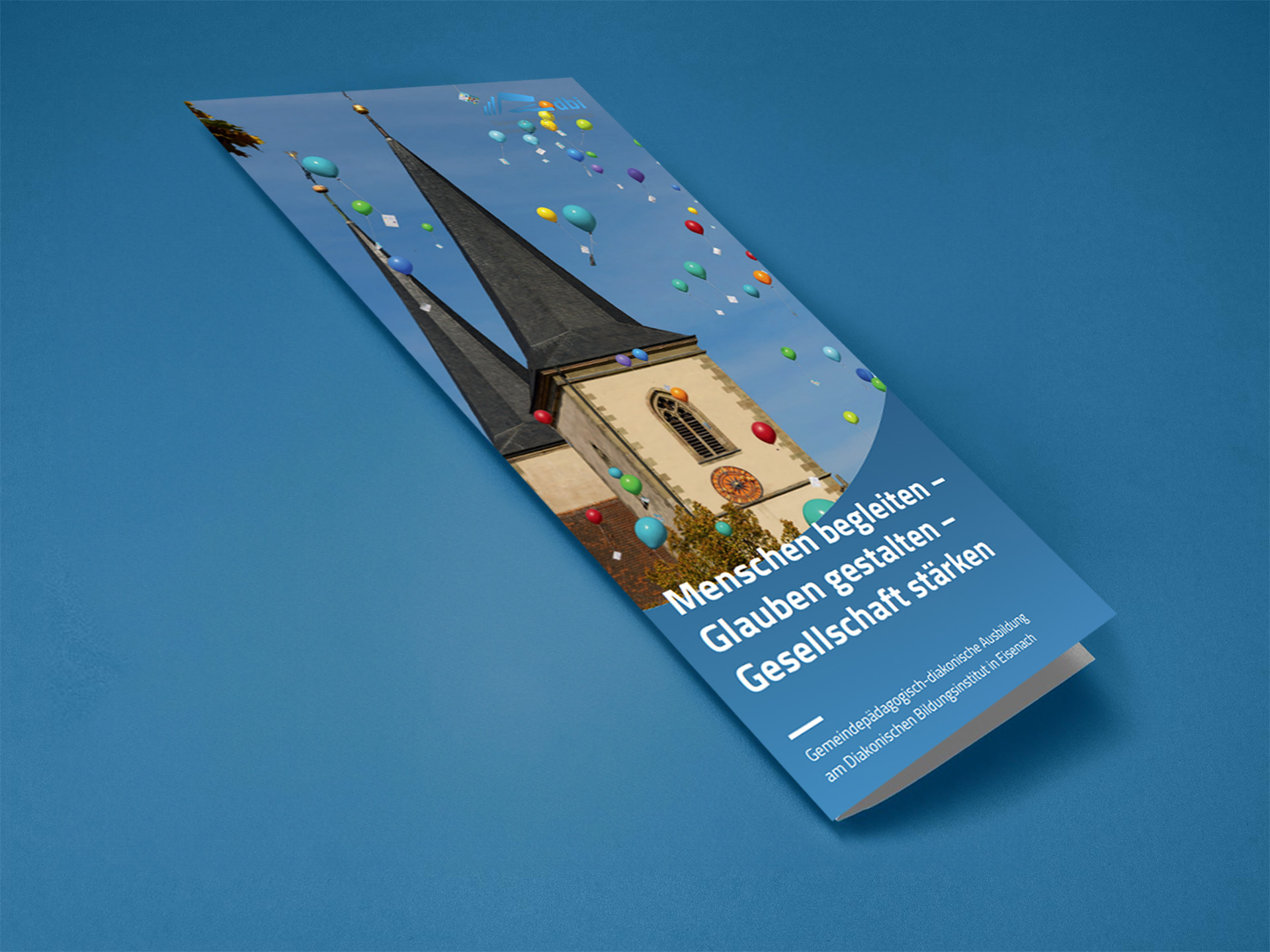 Cover gemeindepädagogisch-diakonische Ausbildung mit Kirchturm und vielen bunten Luftballons die nach oben fliegen