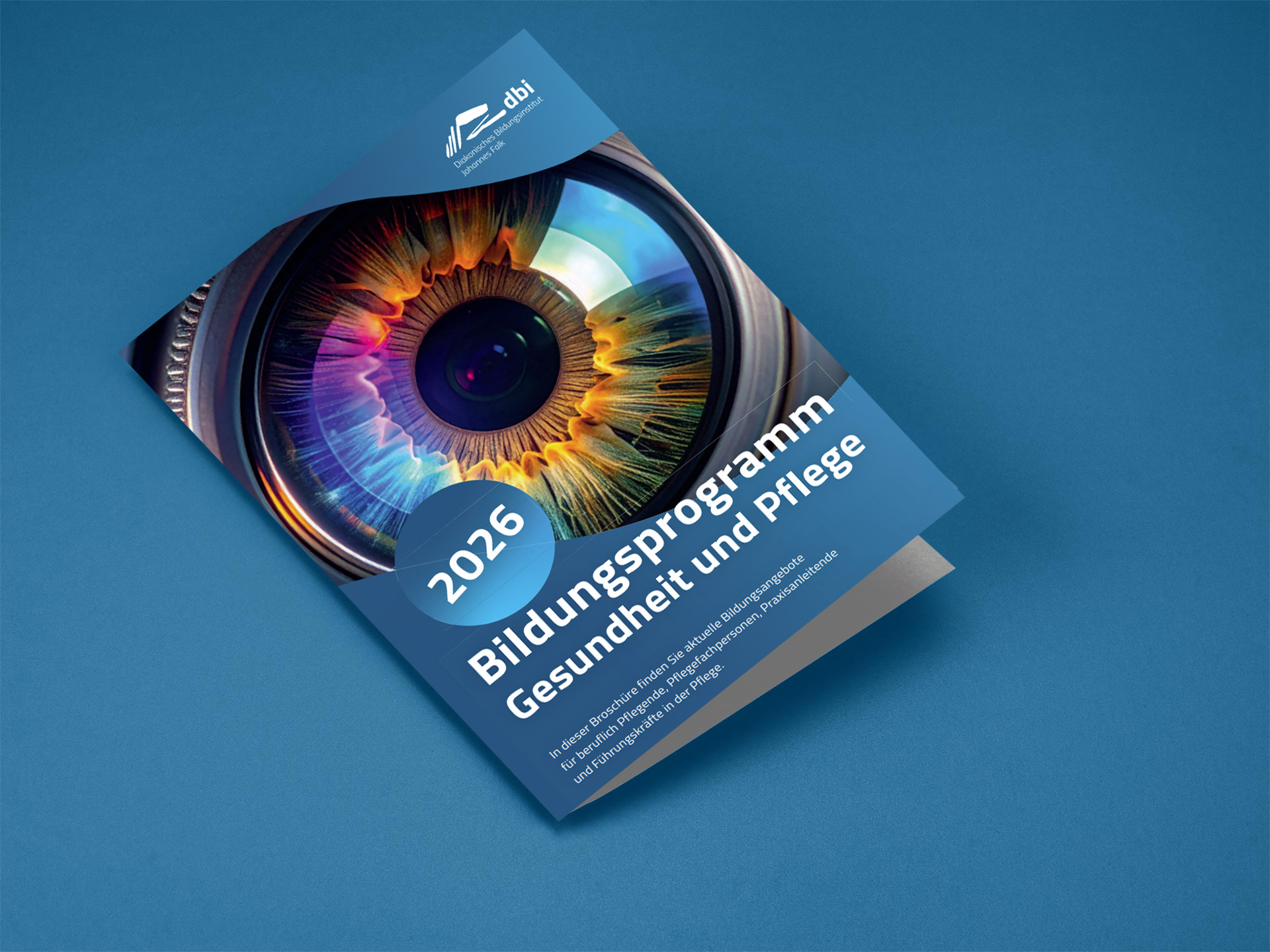 Cover der Broschüre Gesundheit und Pflege mit sehr großem starrenden Auge verfremdet als Kameralinse